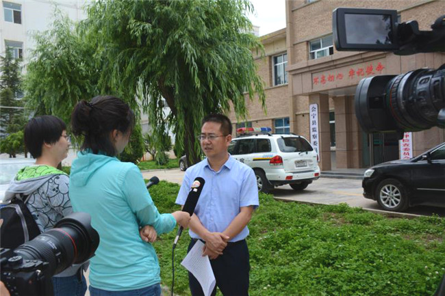 7月5日，会宁县采访县纪委监委主要负责同志向采访组介绍扶贫领域专项巡察等情况.jpg