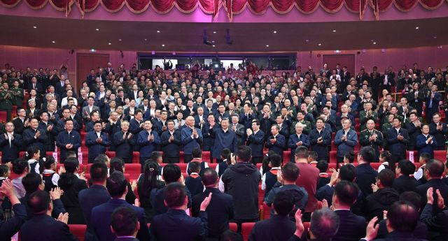习近平观看庆祝西藏自治区成立60周年文艺晚会《雪域欢歌》